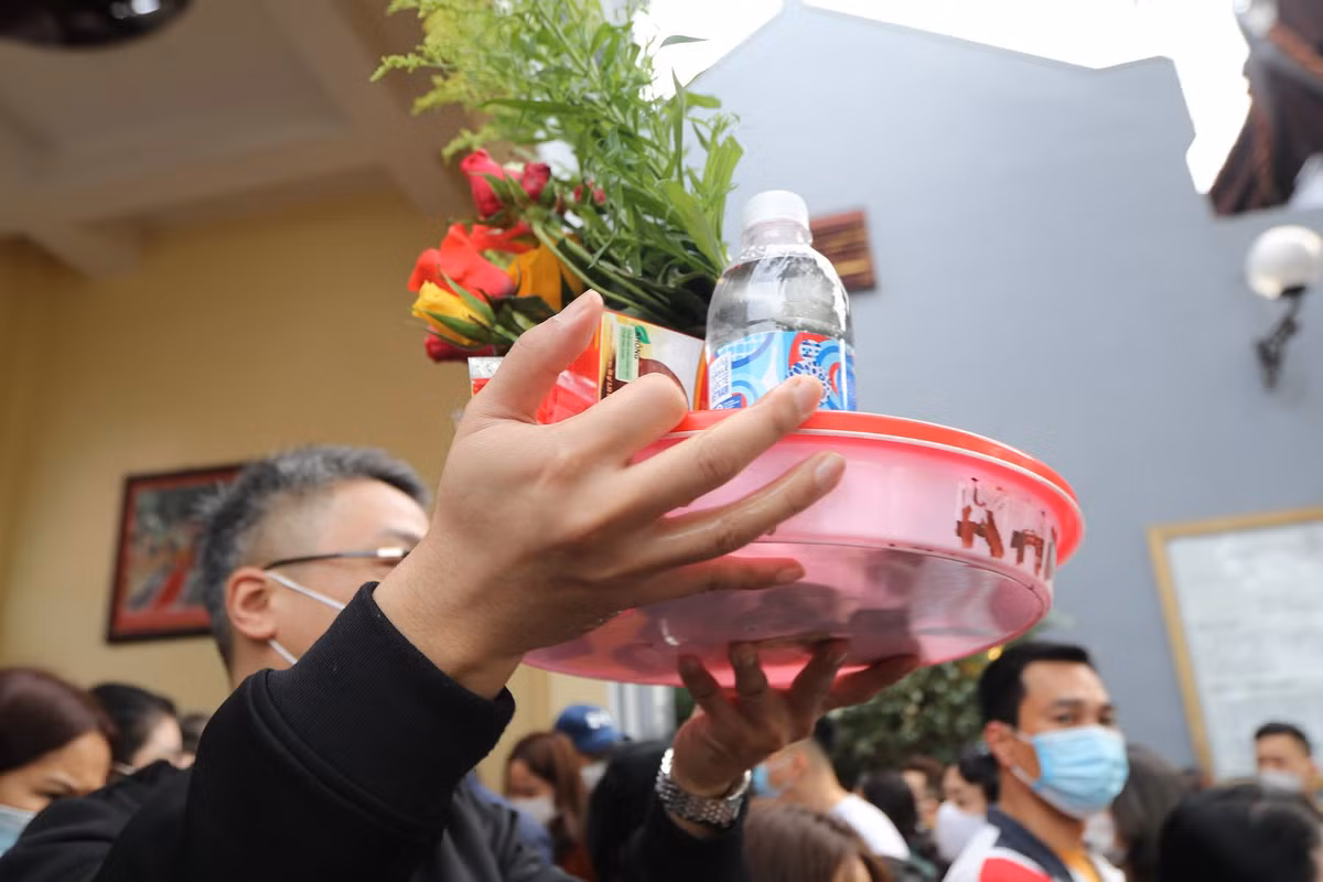 Một người dân dâng lễ tại Phủ Tây Hồ.