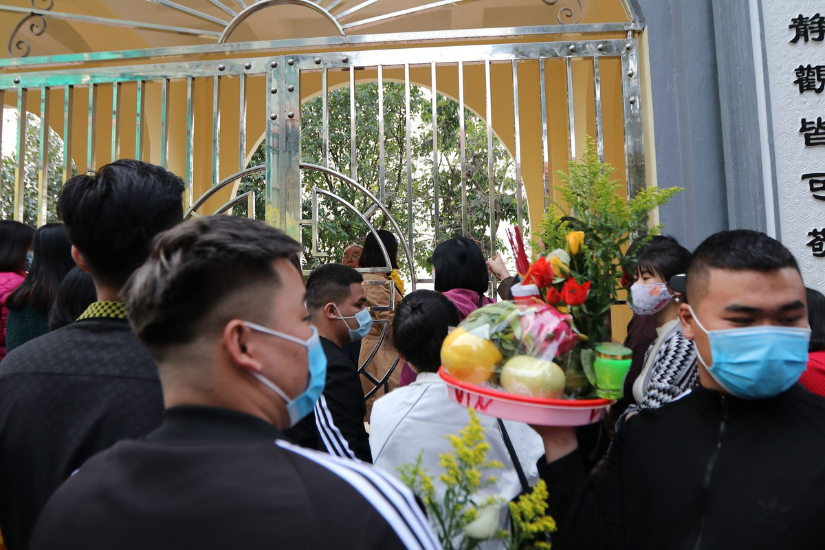 Chia sẻ với PV, đại diện UBND phường Quảng An cho biết: "Ban quản lý cùng UBND phường đã phải cho tạm đóng cửa đến 3 lần để giải tỏa bớt người dân đến cúng lễ...