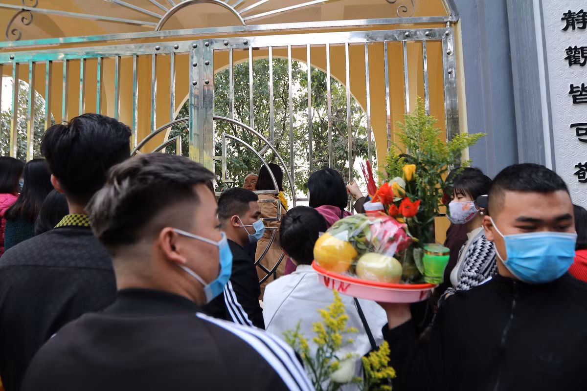 Chia sẻ với PV, đại diện UBND phường Quảng An cho biết: "Ban quản lý cùng UBND phường đã phải cho tạm đóng cửa đến 3 lần để giải tỏa bớt người dân đến cúng lễ...