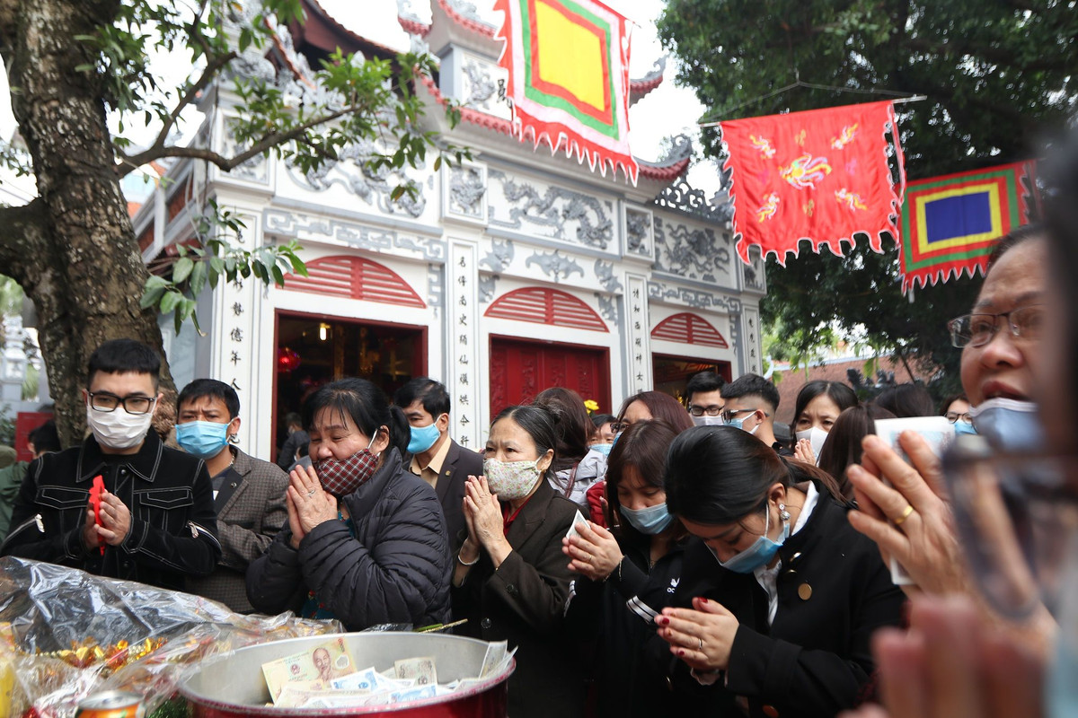 Du khách thập phương tới lễ phủ cũng khá bất ngờ về việc này của ban quản lý Phủ Tây Hồ.