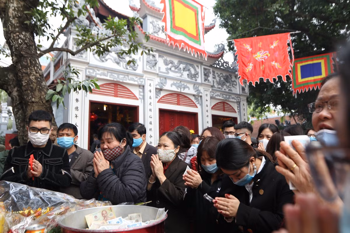 Du khách thập phương tới lễ phủ cũng khá bất ngờ về việc này của ban quản lý Phủ Tây Hồ.