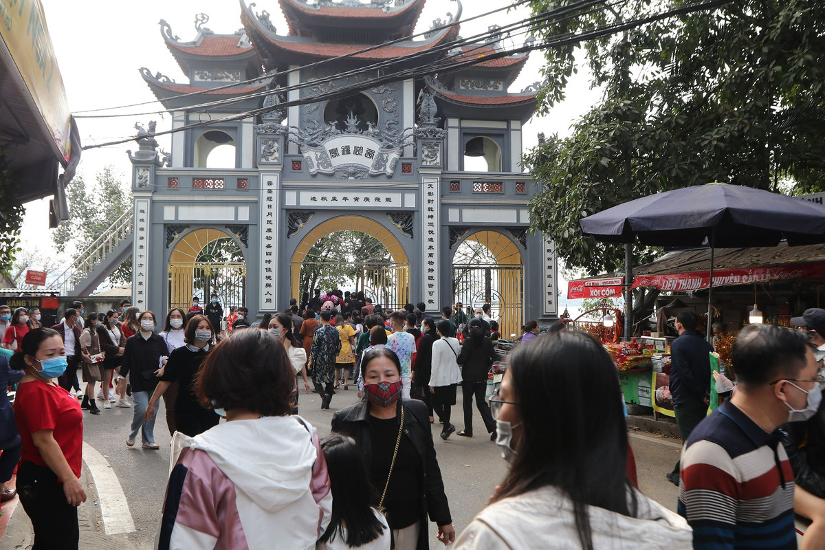 Mỗi lần đóng cửa kéo dài từ 1-2 tiếng cho người dân vãn bớt để đảm bảo công tác phòng chống dịch COVID-19" - Đại diện UBND phường Quảng An cho biết thêm.