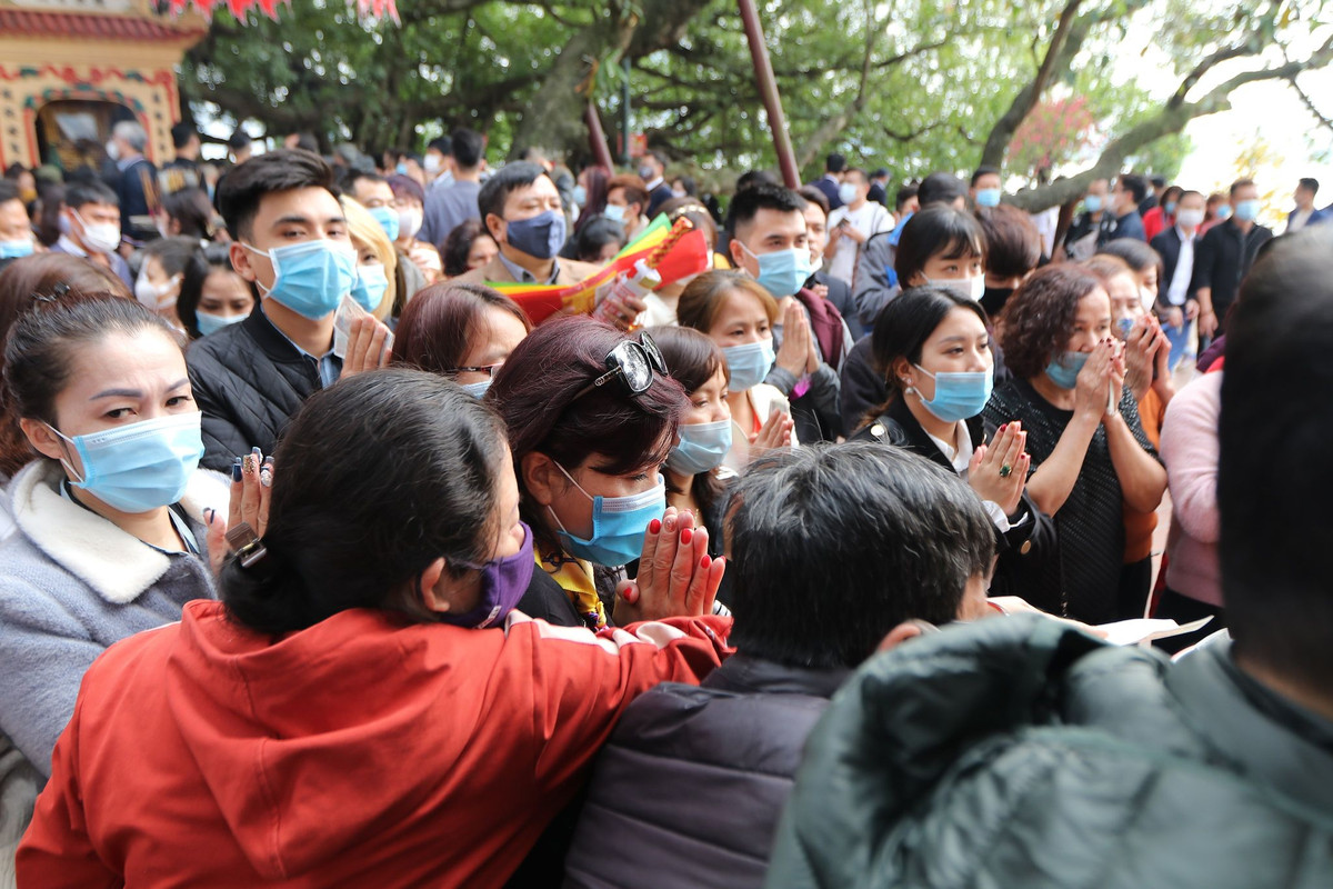 Để đảm bảo an toàn trong công tác phòng chống dịch, ban quản lý di tích cùng UBND phường Quảng An tiến hành tạm đóng cửa để giải tán bớt việc tập trung đông người.