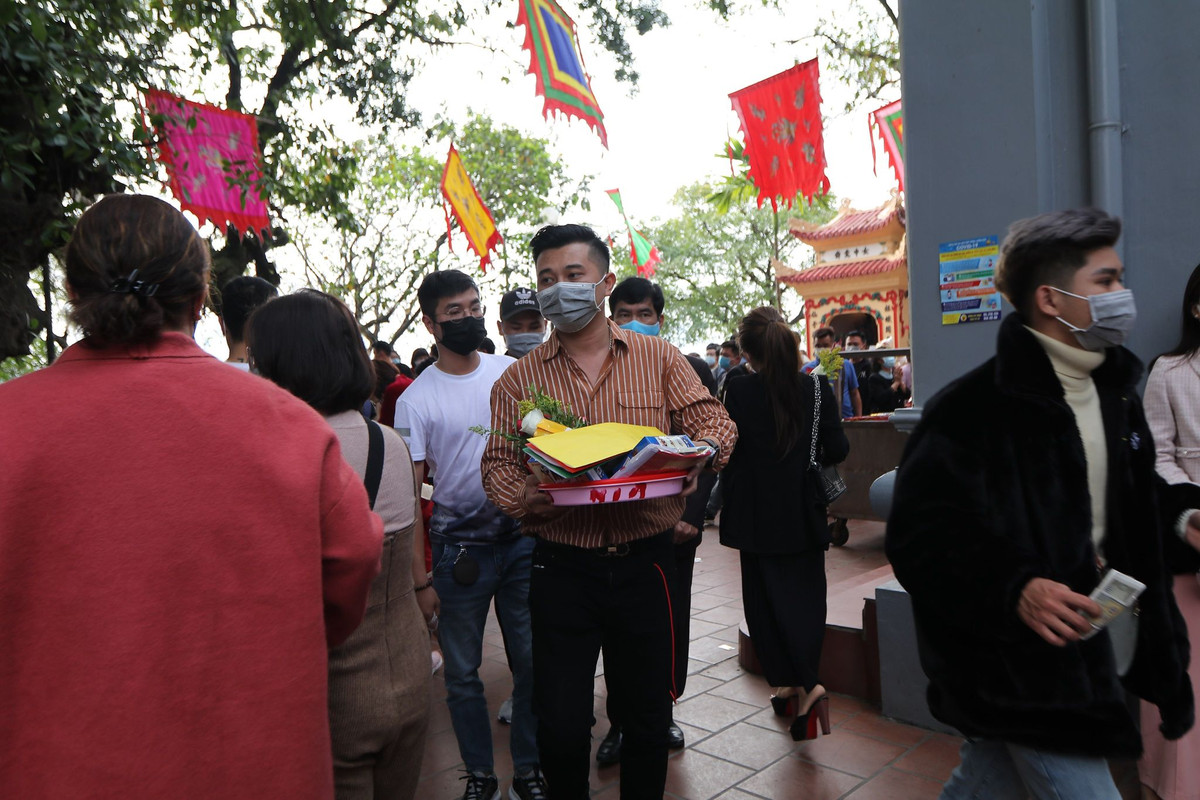 Người dân đến lễ đều đeo khẩu trang phòng dịch COVID-19.