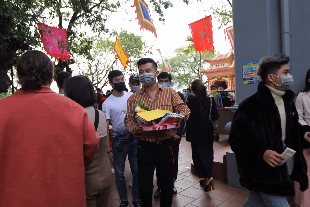 Người dân đến lễ đều đeo khẩu trang phòng dịch COVID-19.