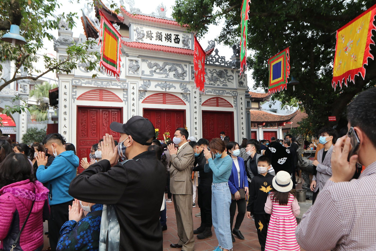 Do đóng cửa Phủ Tây Hồ, nhiều người phải đứng bái vọng ở phía ngoài.