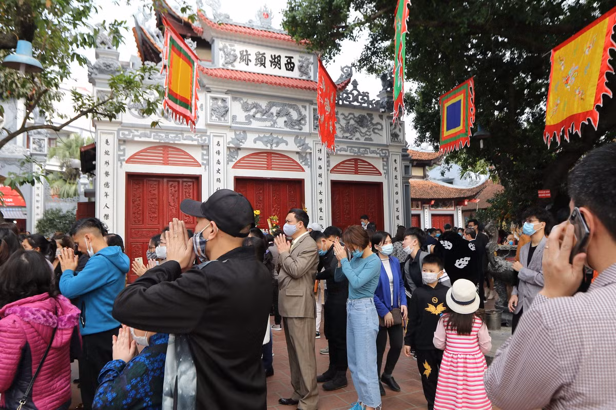 Do đóng cửa Phủ Tây Hồ, nhiều người phải đứng bái vọng ở phía ngoài.