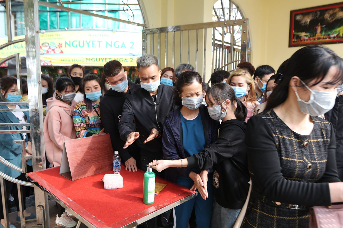 Dong nguoi do ve di le, Phu Tay Ho 3 lan tam dong cua