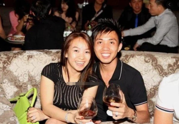 Mới đây, dân mạng xôn xao trước thông tin đại gia Minh Nhựa đệ đơn ly hôn với vợ cũ lên TAND quận 5 và đã được tòa án quận 5 thụ lý đơn ly hôn. Điều này khiến nhiều người ngỡ ngàng vì cứ tưởng Minh Nhựa và vợ cũ đã ly hôn từ lâu.