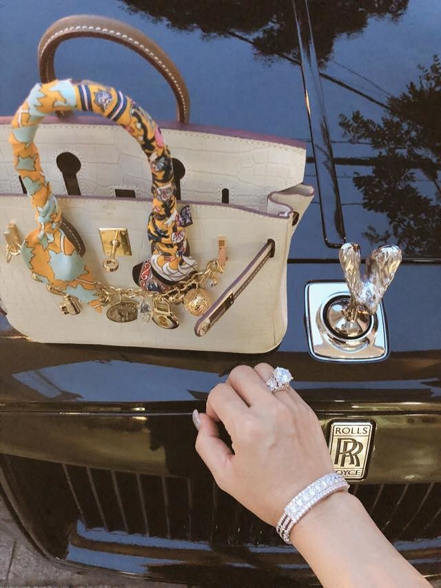 Trước đó còn có thông tin Phương Thúy đang nắm giữ cổ phần trong công ty nhựa nhà chồng cũ. Nguồn ảnh: Internet, FBNV.