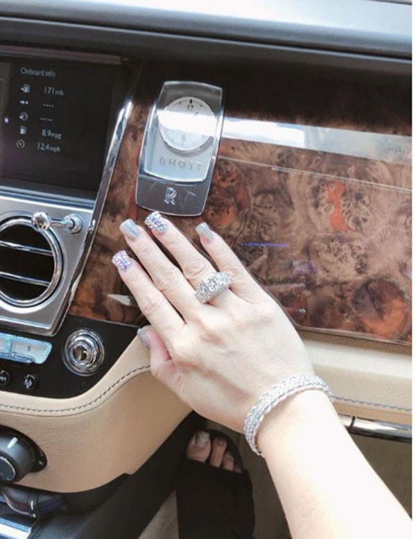 Không chỉ vậy, Phương Thúy còn khiến mọi người ngưỡng mộ bởi những chuyến du lịch xa xỉ và phụ kiện hàng hiệu đắt tiền.