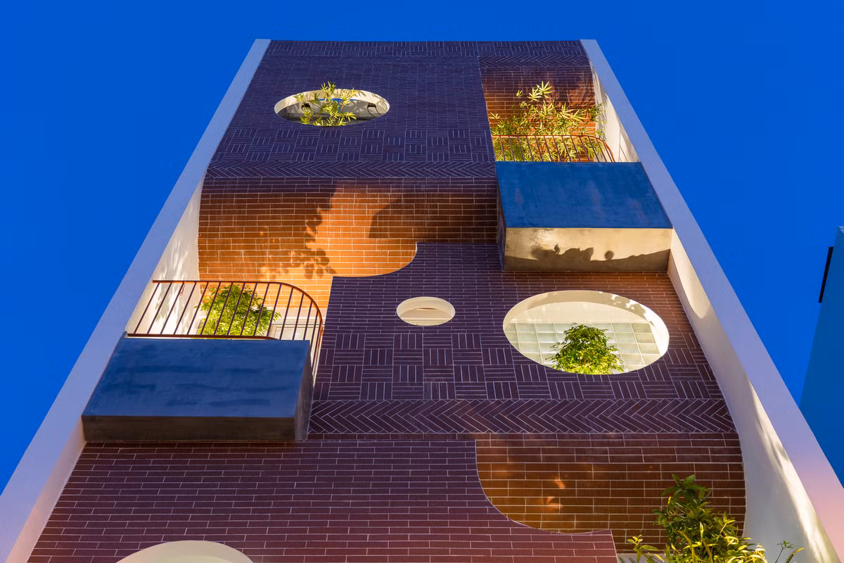 Các khoảng trống cung cấp một dòng chảy liên tục, nơi không khí trong lành, cây xanh và ánh sáng tự nhiên được lọc và mang lại các yếu tố thiên nhiên cần thiết cho một ngôi nhà ống trong thời tiết khắc nghiệt của miền Trung.