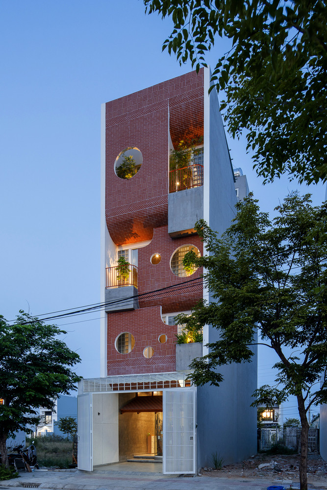 Phần trước căn nhà là cửa hàng bán thiệp thủ công, các khối chức năng còn lại được thiết kế dựa trên yếu tố cân đối. Chính tính chất đối lập của mỗi không gian đã mang đến một dòng chảy liên tục tự nhiên và trải nghiệm thú vị vào từng thời điểm trong ngày.