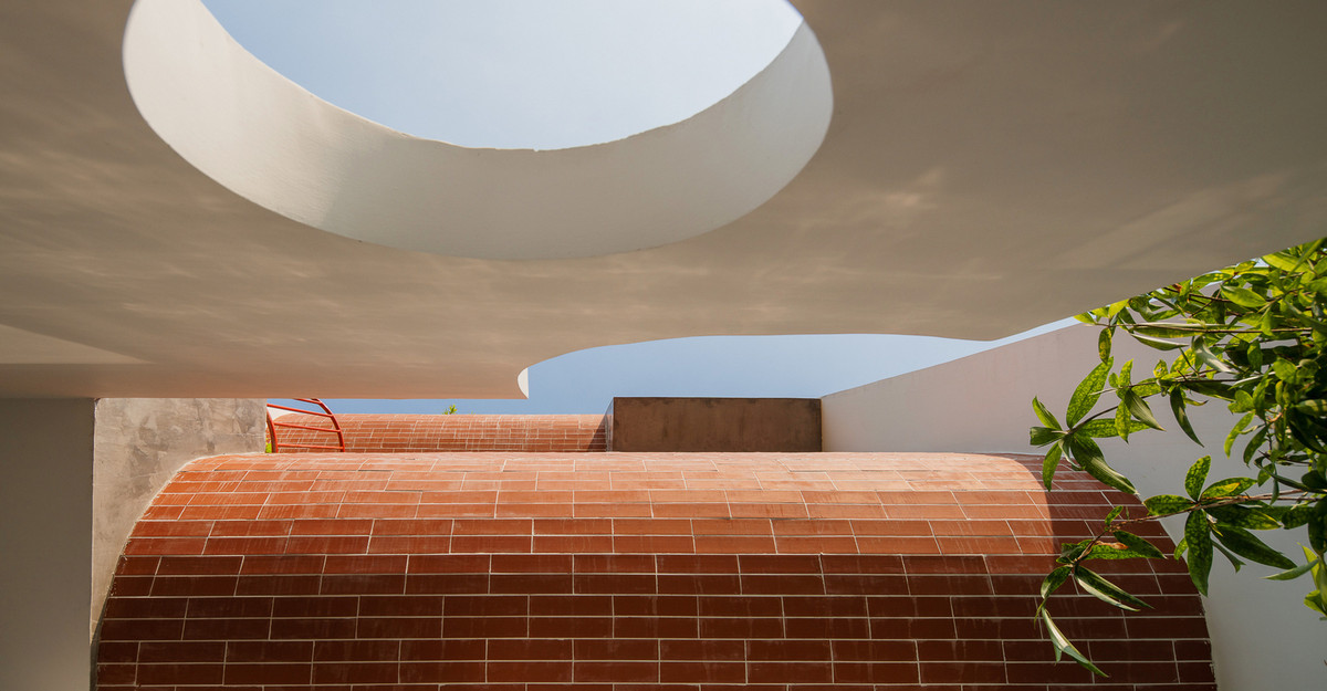 Các vật liệu sử dụng hầu hết mua tại địa phương như gạch nung, đá chẻ tự nhiên, đá mài...