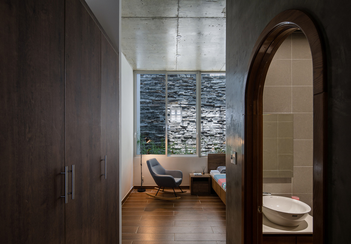 Nội thất được tận dụng từ ngôi nhà trước đó của gia đình.