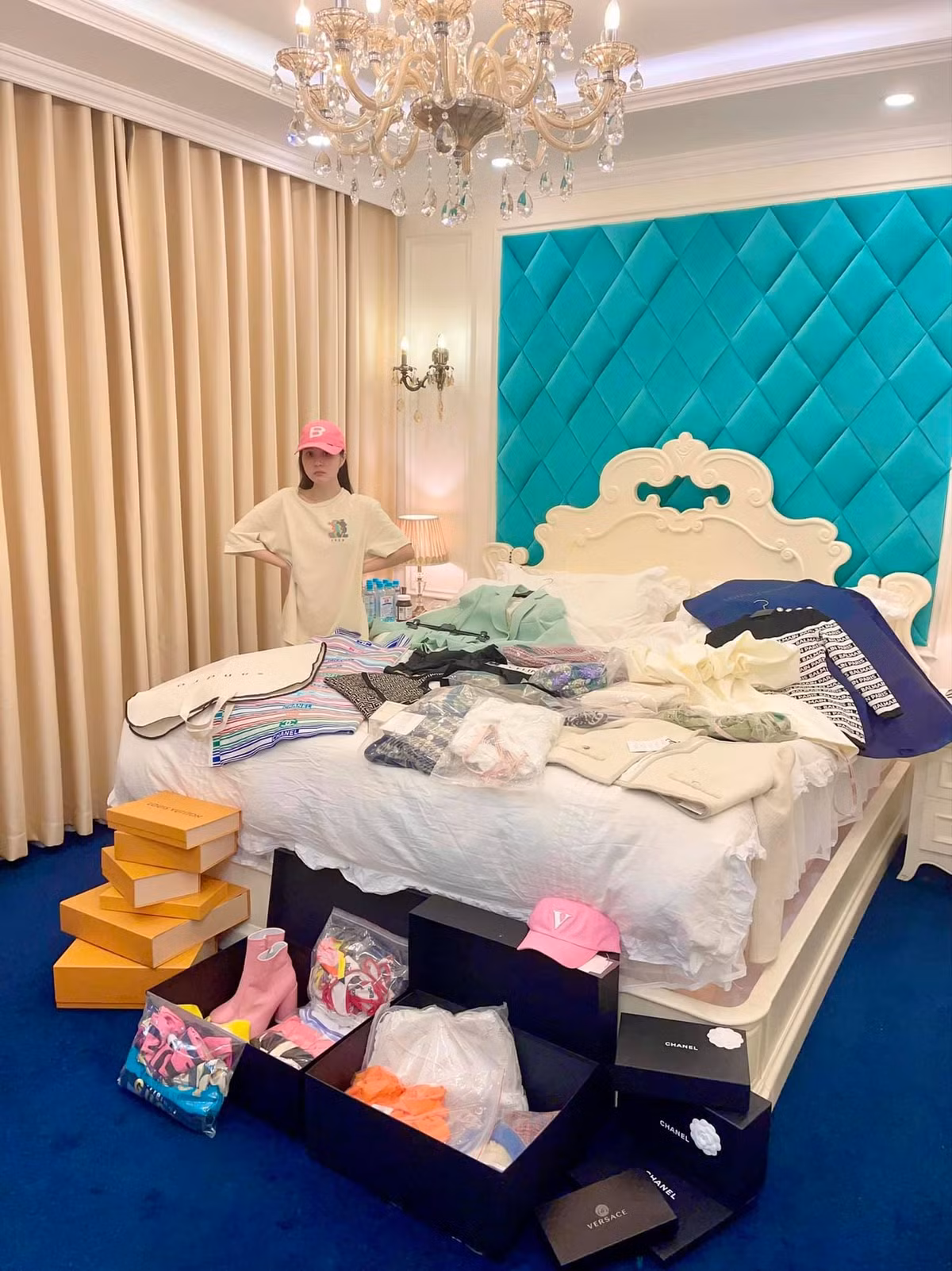 Nữ đại gia có biệt thự 400 tỷ Đoàn Di Băng lại chứng minh độ giàu có của mình bằng đống đồ hiệu chất cao như núi cô sắm chỉ để... mặc ở nhà trong thời gian giãn cách.