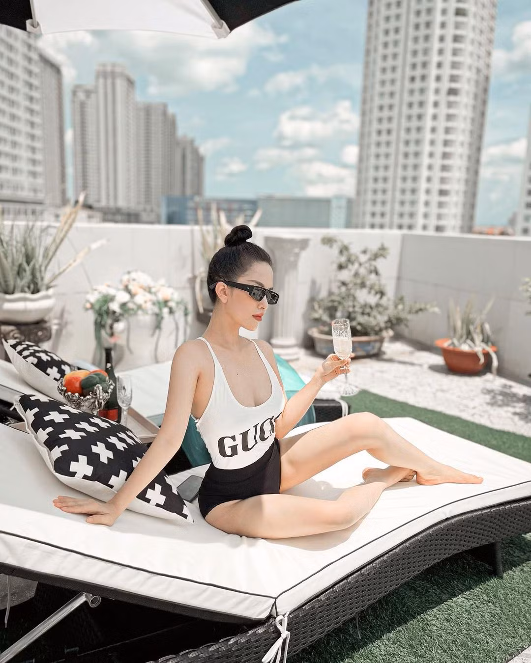 Trang Pilla check-in ngay trên sân thượng nhà mình mà nhiều người tưởng resort 5 sao.