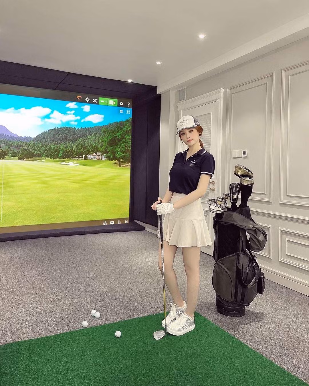 Đặc biệt, dù ở nhà nhưng Huyền Baby vẫn có nguyên một phòng tập golf trong nhà đầy đủ thiết bị không kém gì các sân golf chuyên nghiệp dành cho giới nhà giàu. 