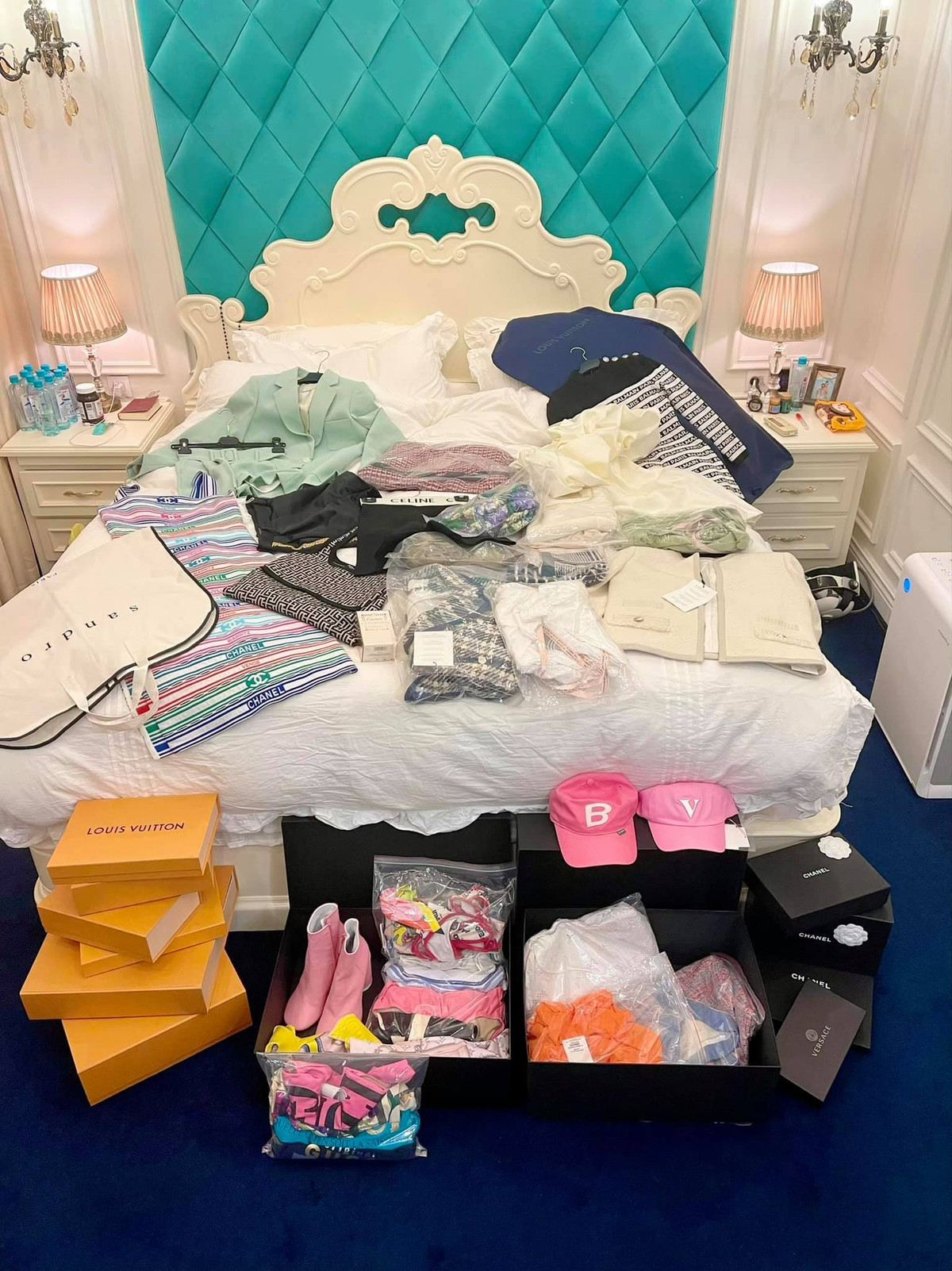 Không rõ giá trị là bao nhiêu nhưng sản phẩm đều đến từ các thương hiệu nổi tiếng như Louis Vuitton, Chanel...