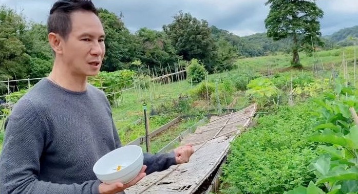 Đạo diễn Lật Mặt còn hào hứng khoe thành quả là những cây ớt sai trái, có tới hàng trăm trái trên mỗi cây. Ảnh: FBNV