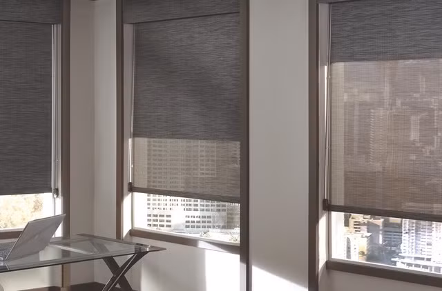 Theo các chuyên gia năng lượng, 30% lượng khí nóng trong căn nhà đến từ phía cửa sổ. Vì vậy, việc kéo rèm để che ánh nắng chiếu vào nhà sẽ giúp bạn tiết kiệm tới 7% tiền điện và hạ nhiệt độ trong phòng xuống đến 20 độ.