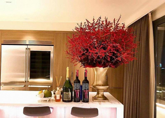 Phòng bếp với nội thất hiện đại, tinh tế.