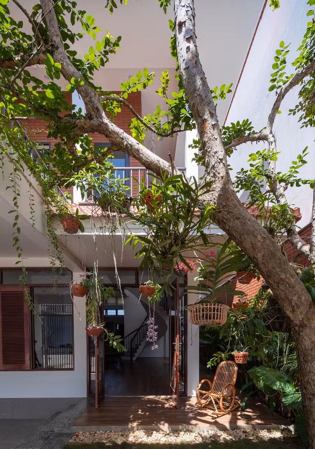 Khối cao 2 tầng được bố trí lùi phía sau, nhằm tạo không gian thoáng cho mặt trước.