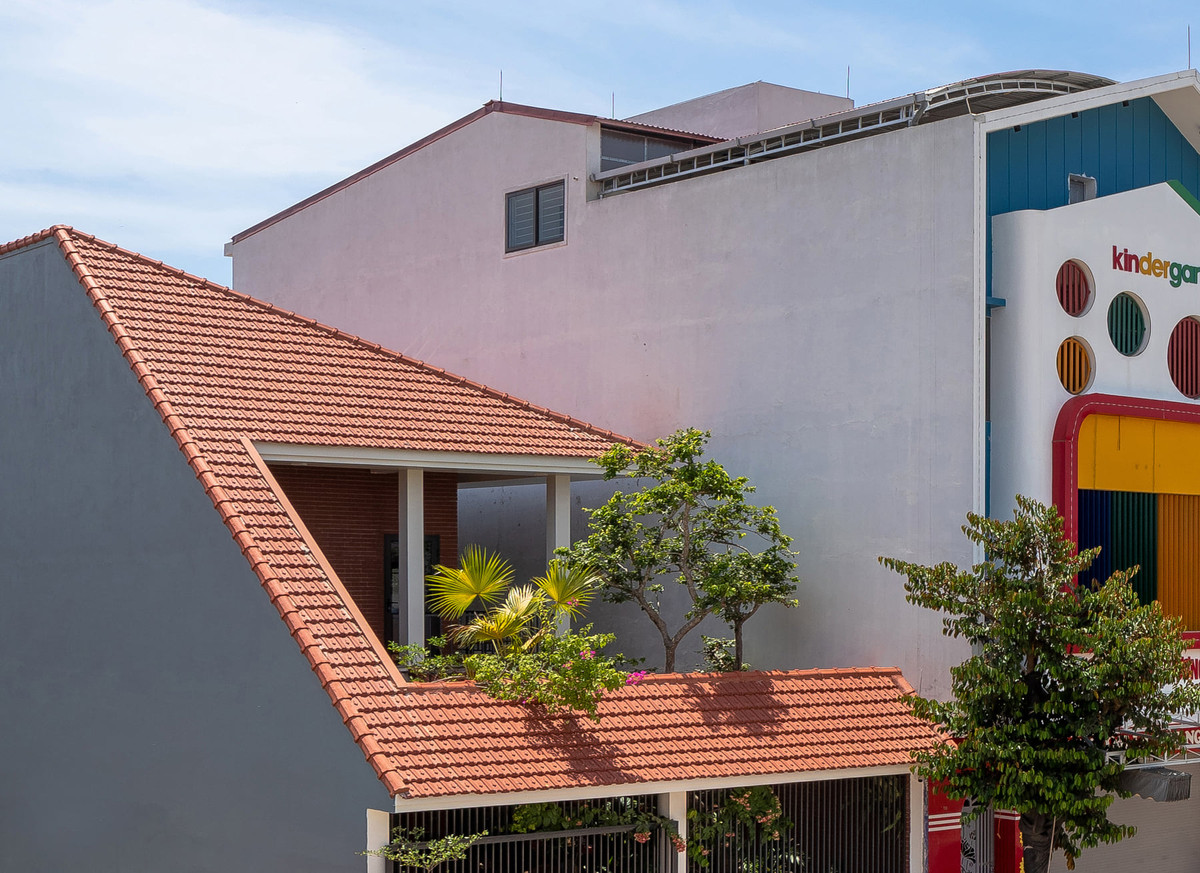 Ý tưởng của ngôi nhà hình thành đơn giản với cấu trúc của mái vát lớn bao phủ như chiếc nón, che chở nắng mưa cho cuộc sống bình yên của gia đình nhỏ.