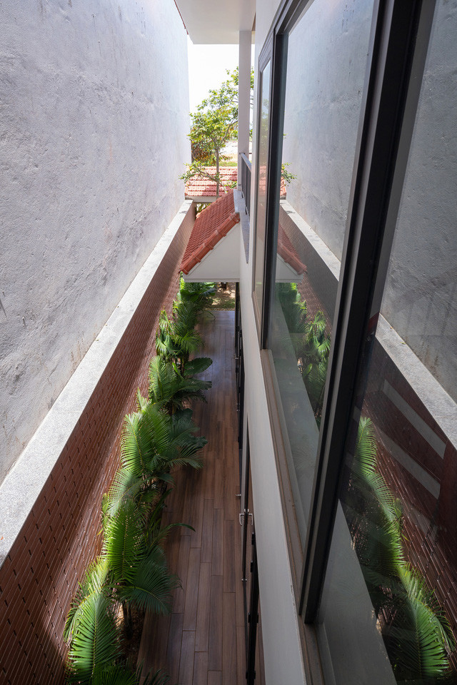 Phần hiên bao quanh nhà được trồng nhiều cây xanh, tạo khoảng không gian trống, tăng độ thoáng. Nguồn ảnh: Triệu Chiến