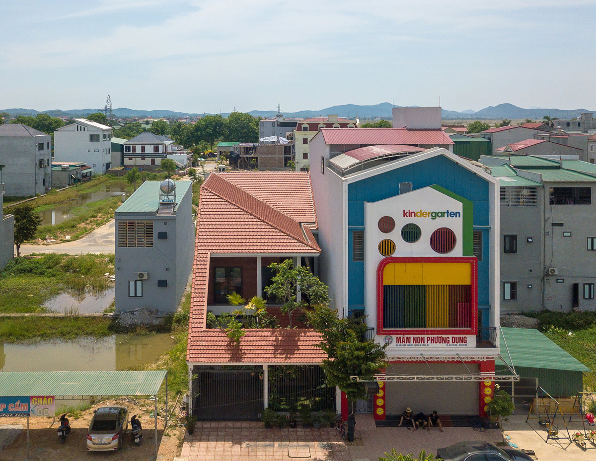 Mái ngói đỏ, hiên nhà nhiều bóng cây gợi nhớ hình ảnh về không gian của cổng làng, cây đa hay mái đình Việt...