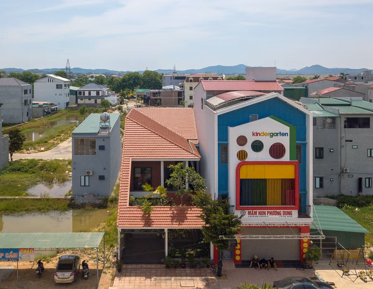 Mái ngói đỏ, hiên nhà nhiều bóng cây gợi nhớ hình ảnh về không gian của cổng làng, cây đa hay mái đình Việt...