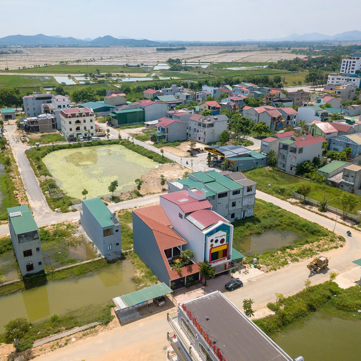 Căn nhà xây dựng trên mảnh đất chia lô điển hình với kích thước 8x20m.