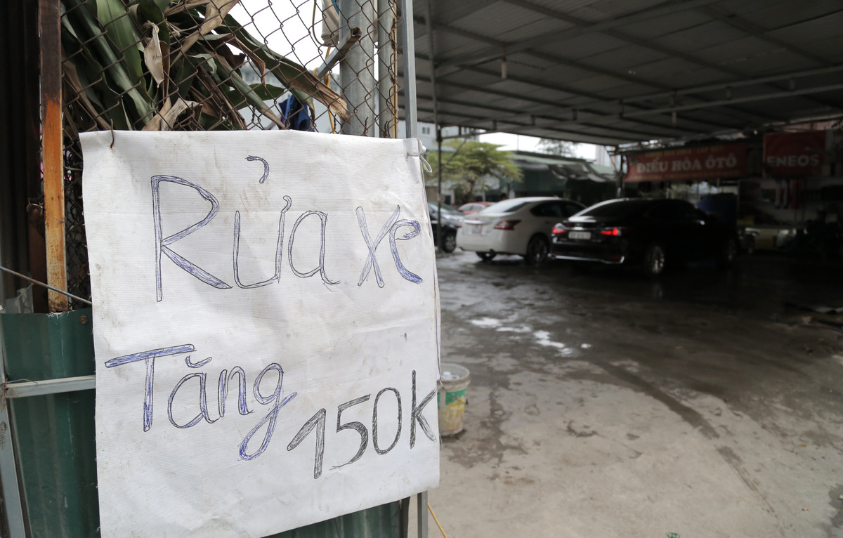 Giá rửa xe ngày cận Tết cũng tăng lên chóng mặt, gấp rưỡi, gấp đôi, thậm chí gấp 3 lần so với ngày thường. Ảnh: Báo giao thông.