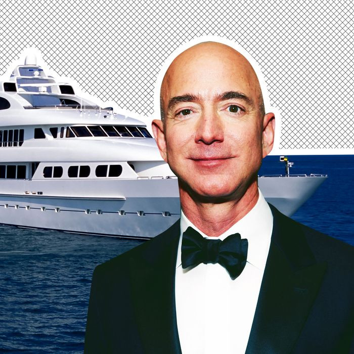 Dù tiết kiệm đến mức “tằn tiện” với những món đồ không cần thiết song Jeff Bezos vẫn “mạnh tay" chi tiền cho sản phẩm mình yêu thích. Gần đây nhất, vị tỷ phú này đã tậu một siêu du thuyền trị giá 500 triệu USD. Ảnh: Thecut.