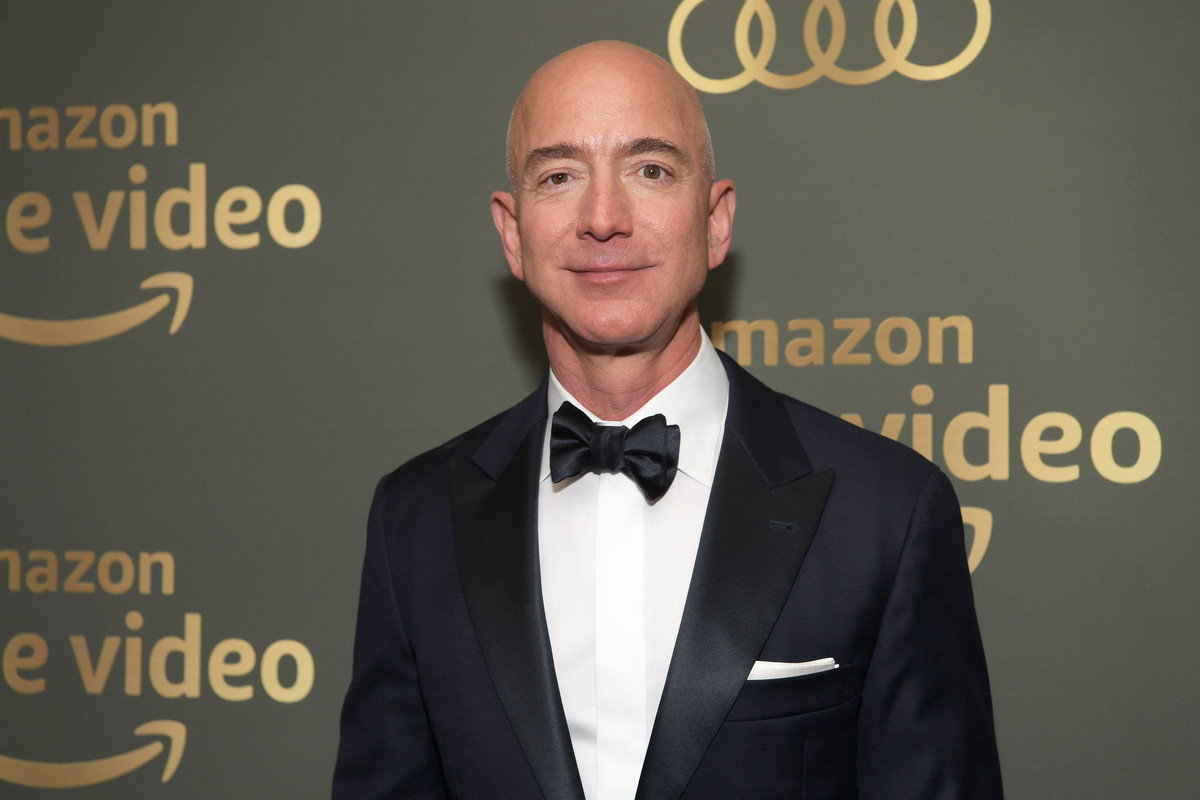 Bởi thế, Bezos vẫn mua sắm online. Ông cho biết, nhiều sản phẩm và dịch vụ trực tuyến hiện nay thường có giá rẻ hơn so với khi mua hàng trực tiếp tại cửa hàng. Ảnh: Getty