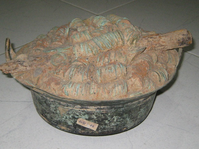 Các khối tiền được ông sưu tầm từ nhiều tỉnh khắp cả nước. Ảnh: Dân Việt.