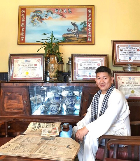 Sau gần 30 năm sưu tầm, ông Huỳnh Minh Hiệp đang sở hữu gần 20 loại tiền xu nguyên khối có niên đại từ thế kỷ 1 đến 19. Ảnh: Congan.