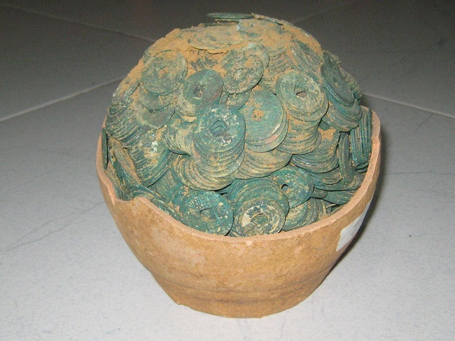 Chum tiền có từ thế kỷ 15, vào thời nhà Lê, đào được ở Thanh Hóa, cách đây 26 năm. Ảnh: Congan