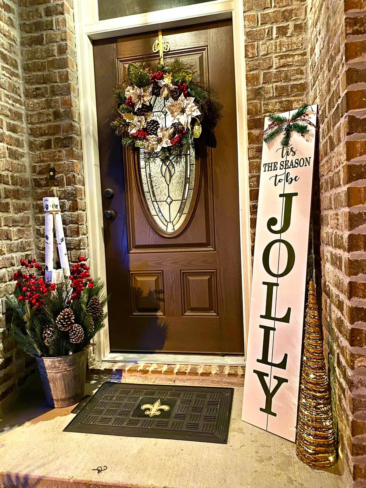 Cửa chính được trang trí theo chủ đề, nhất là trong các dịp lễ.