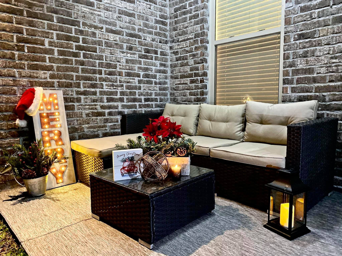 Ca sĩ Cao Thái Sơn bố trí sofa và bàn trà ở sân sau của ngôi nhà.