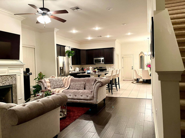 Dễ dàng nhận thấy, biệt thự của Cao Thái Sơn ở Mỹ được bày trí toàn nội thất đắt đỏ, với màu kem - nâu chủ đạo.