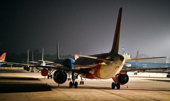 Tang chuyen bay dem tai Tan Son Nhat cao diem Tet 2021