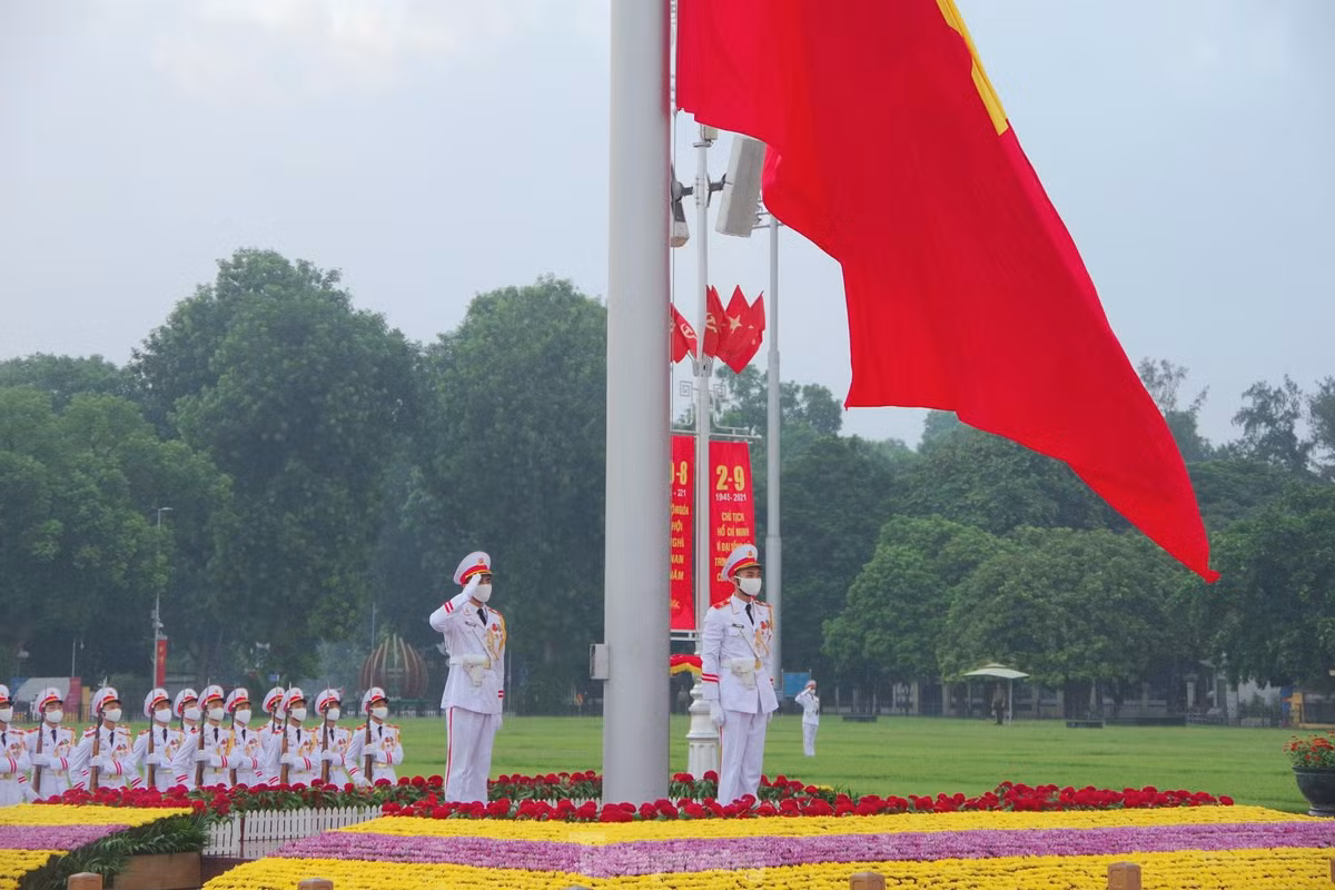 Tham gia nghi lễ đặc biệt thiêng liêng này, có 34 chiến sĩ của Đội Tiêu binh Danh dự, tượng trưng cho 34 chiến sĩ của Đội Việt Nam tuyên truyền giải phóng quân.