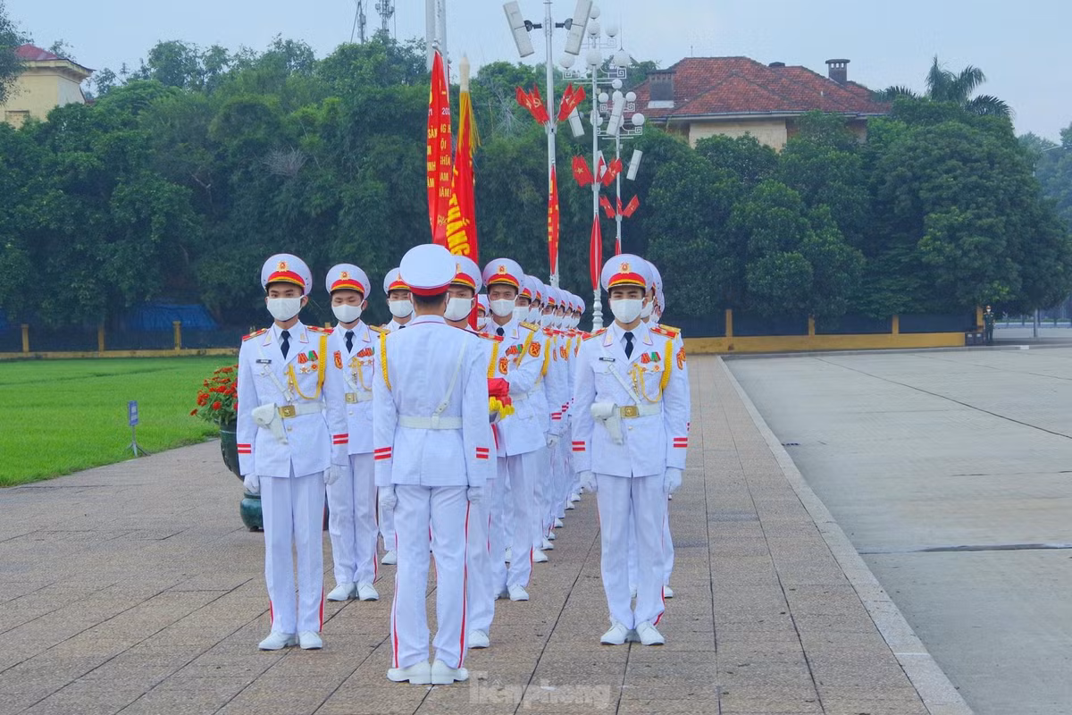 Theo Trung tá Nguyễn Dự Long, Đội trưởng Đội Tiêu binh Danh dự, Đoàn 275, BTL Bảo vệ Lăng Chủ tịch Hồ Chí Minh, Lễ chào cờ được thực hiện từ 6 giờ sáng hàng ngày trong mùa nóng (từ 1/4 đến hết tháng 10) và bắt đầu từ 6 giờ 30 trong mùa lạnh (từ 1/11 đến hết tháng 3). Lễ hạ cờ được thực hiện vào 21 giờ hàng ngày.