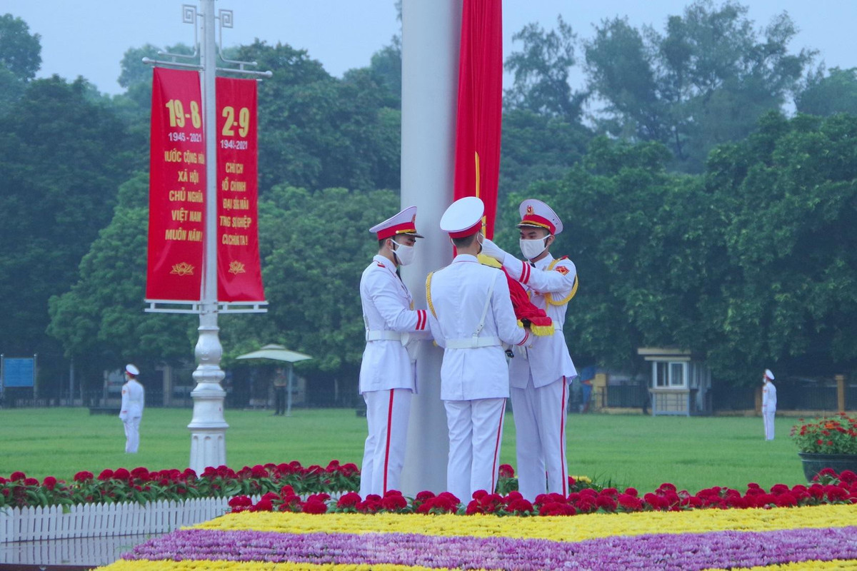 Cẩn thận trong từng động tác treo cờ