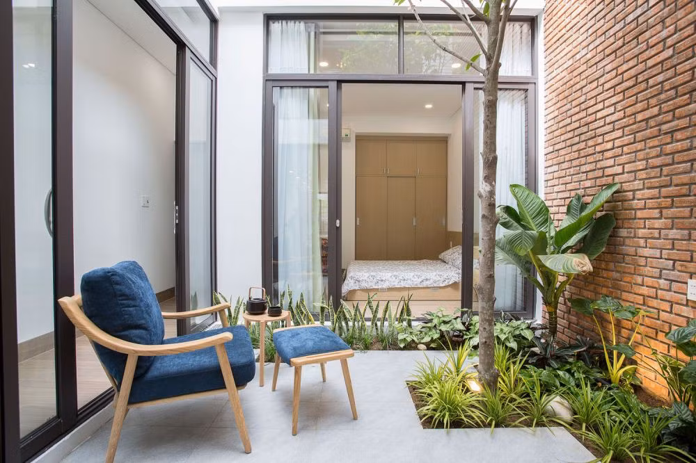 Theo các chuyên gia, cần cân nhắc các loại cây trồng và cách trồng cây phù hợp. Thay vì làm vườn, nên lựa chọn trồng cây trong những chậu nhỏ để tăng tính linh hoạt, và có thể dễ dàng thay đổi môi trường sống cho cây.