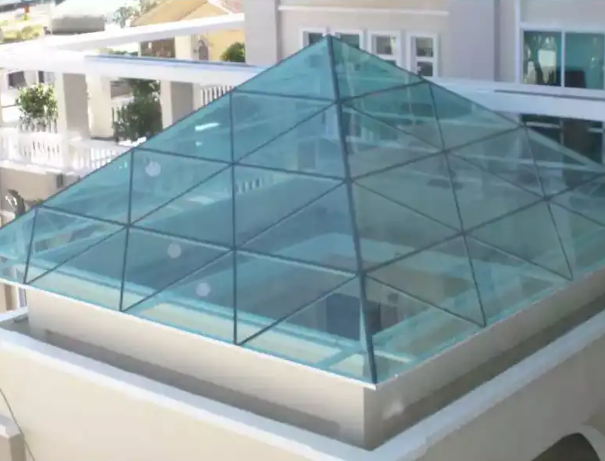 Một trong những sai lầm của nhiều gia đình là không làm mái che giếng trời di động (có thể đóng - mở linh hoạt theo nhu cầu sử dụng). Mái che cố định có ưu điểm giá thành khá rẻ, tuy nhiên về lâu dài, gia chủ sẽ cảm thấy rất bất tiện.