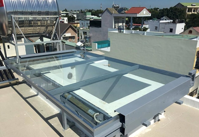 Chẳng hạn, khi trời quá nắng, không thể che chắn giếng trời theo ý muốn, khiến nhiệt độ trong nhà tăng cao. Trong khi đó, mai che di động là giải pháp có thể xử lý những bất tiện này.