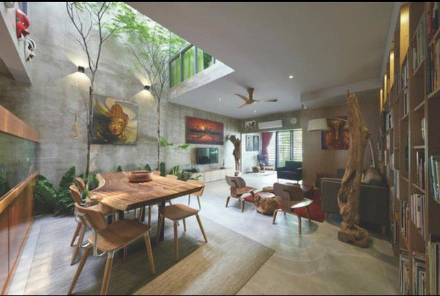 Ưu điểm lớn nhất của giếng trời là thông gió và hút sáng. Vì vậy, nhiều gia chủ tận dụng không gian dưới giếng trời để thiết kế bàn ăn, khu vực ghế thư giãn... nhưng lại không cân nhắc đến yếu tố vật liệu nội thất.