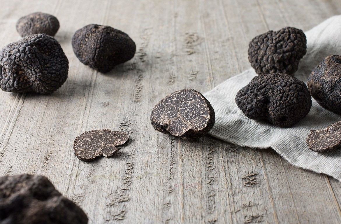 Trên thực tế, nấm truffles bình thường không đắt đến mức đấy, song cũng đáng giá "cả một gia tài" vì những chiếc nấm có chất lượng được xem như là thấp nhất cũng phải đến khoảng 2 - 3 triệu cho 400 gram.